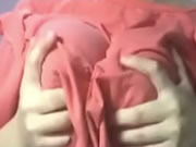 超大巨乳淫女撩起衣服露奶子舔奶頭